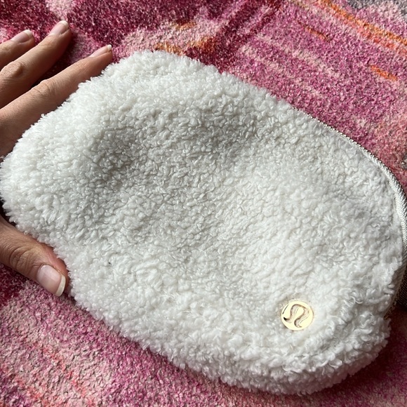 Lululemon 2021 original sherpa belt bag white gold everywhere cross body - Picture 3 of 8